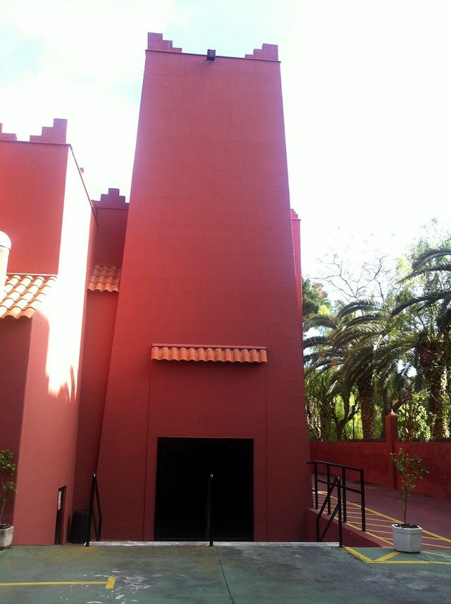 Imatge exterior de la part posterior de la discoteca 'Sala Marrakech' de Gav Mar (1 de Maig de 2012)